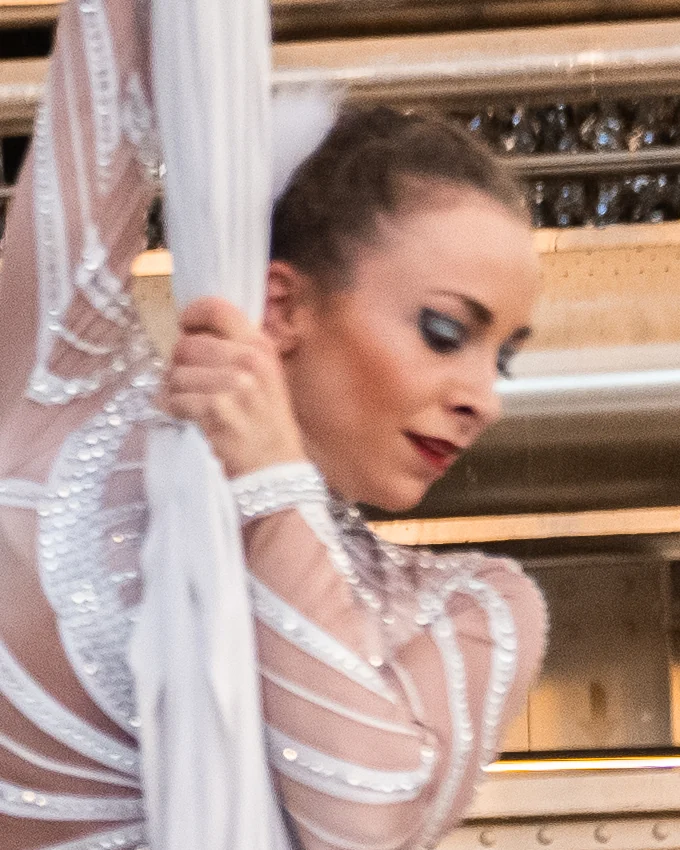 Céline au tissu, le regard baissé, la main serrée sur le tissu