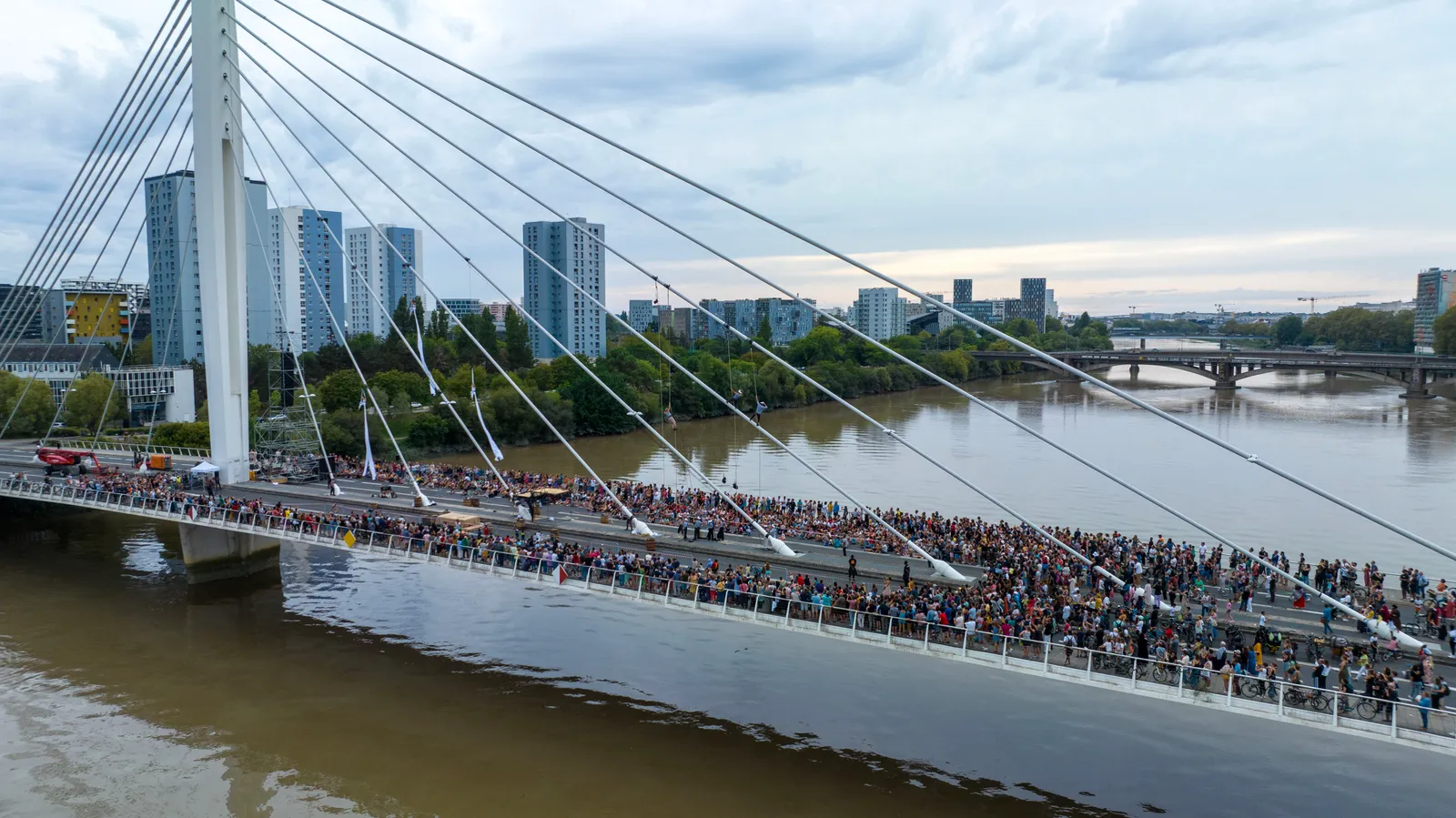 Le pont Éric-Tabarly et le public pendant Néréides