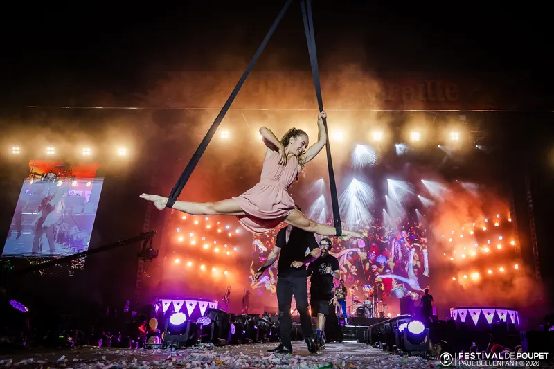 Artiste aérienne sur scène au Festival de Poupet