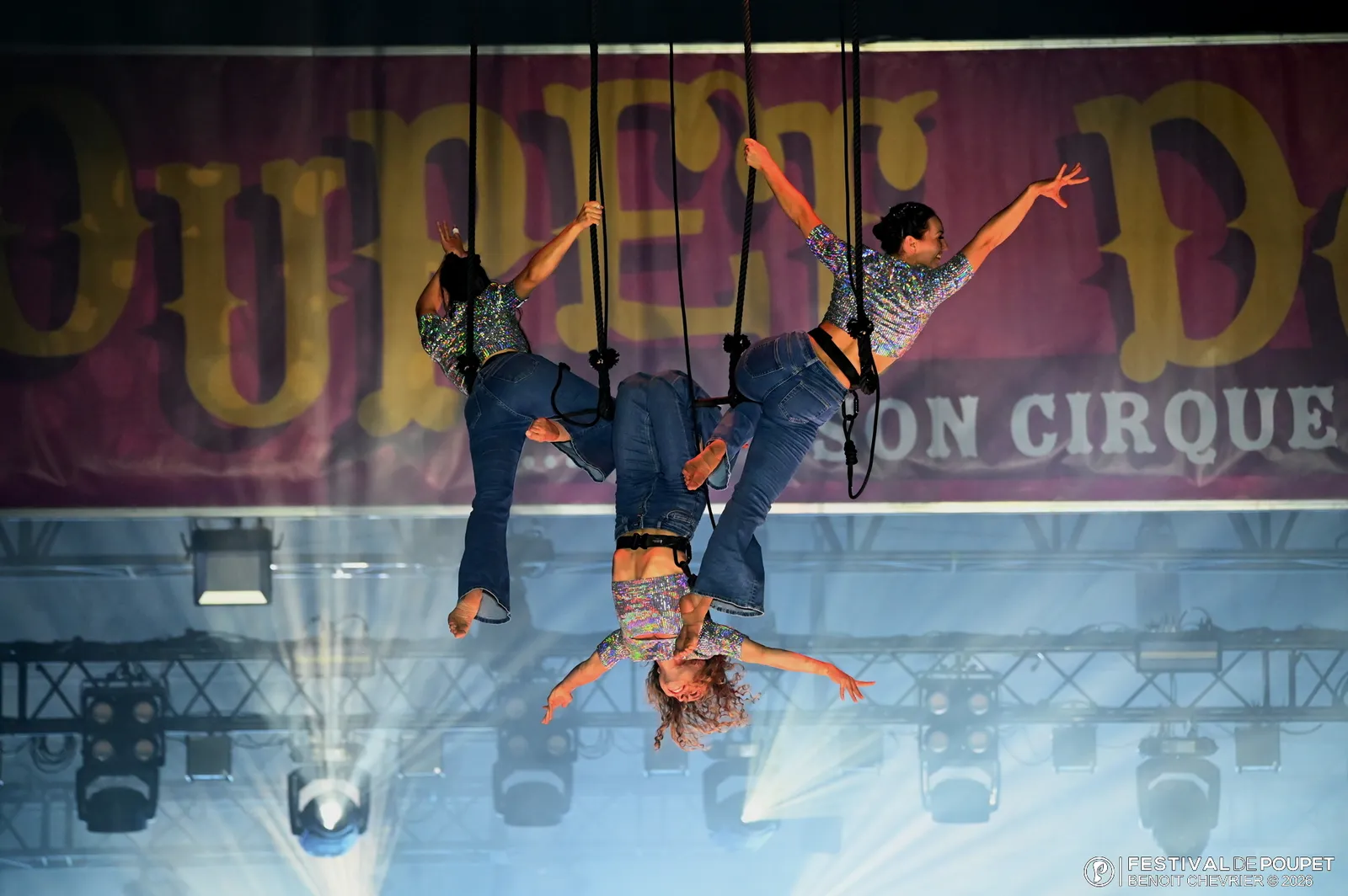 Trois artistes en suspension devant la grande scène du Festival de Poupet