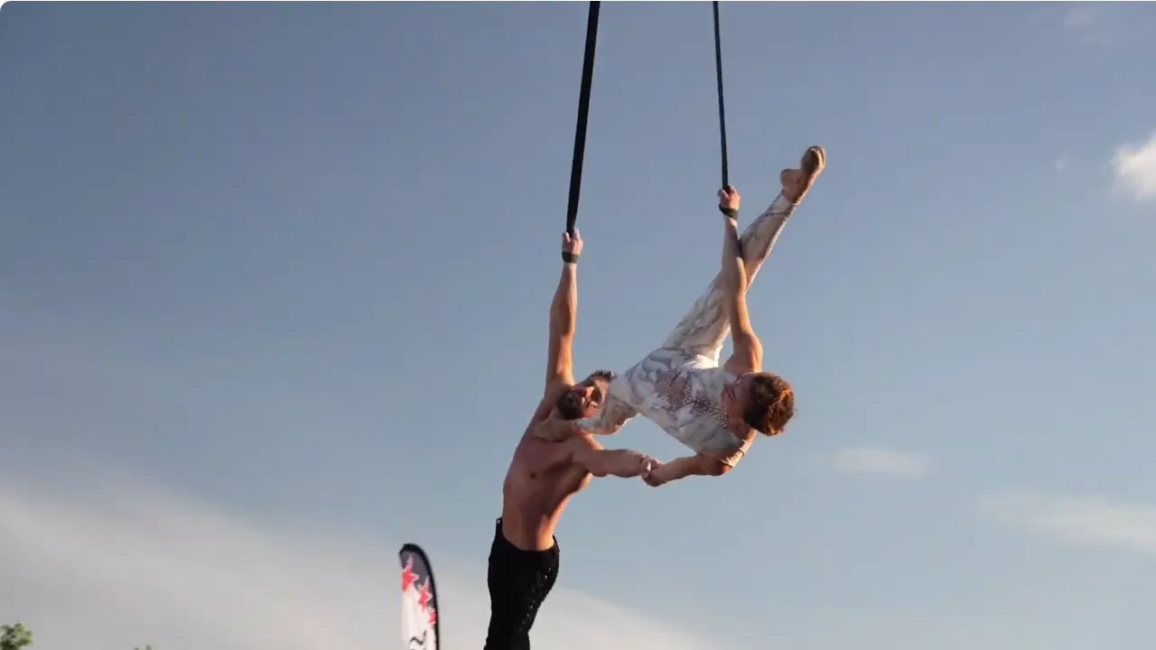 Un duo de sangles dans le ciel, pendant le spectacle des 50 ans de la CIAB