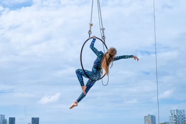 Les artistes aériens de Néréides sur le pont Éric-Tabarly
