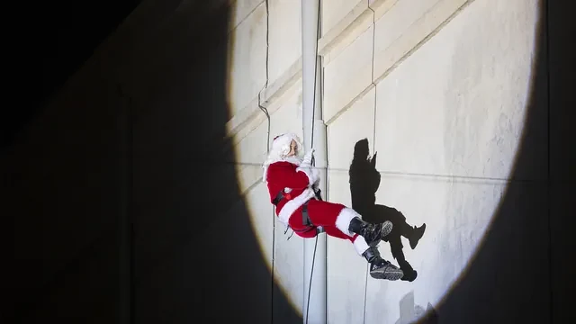 Descente en rappel du père Noël à La Roche-sur-Yon